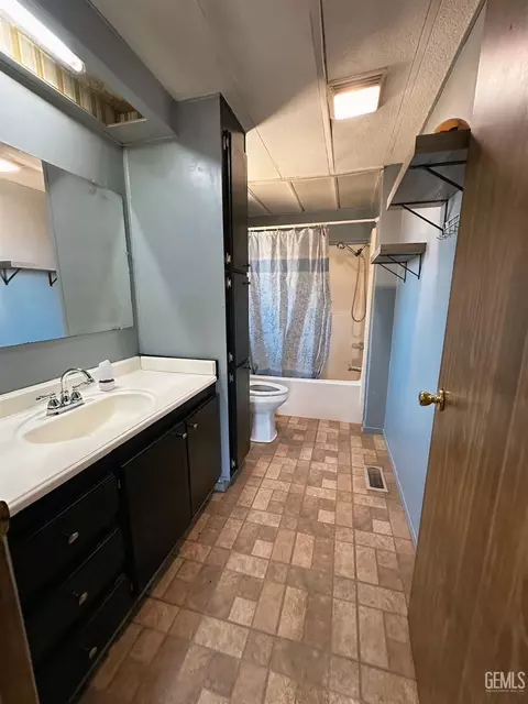 Bath - 6301 Dennen St, Bakersfield, CA 93313 photo 1 of 2