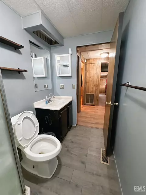 Bath - 6301 Dennen St, Bakersfield, CA 93313 photo 2 of 2