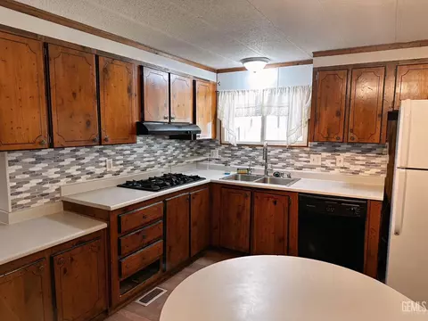 Kitchen - 6301 Dennen St, Bakersfield, CA 93313 photo 3 of 3