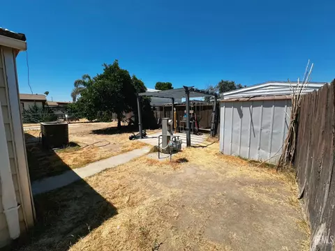 Exterior - 6301 Dennen St, Bakersfield, CA 93313 photo 5 of 7