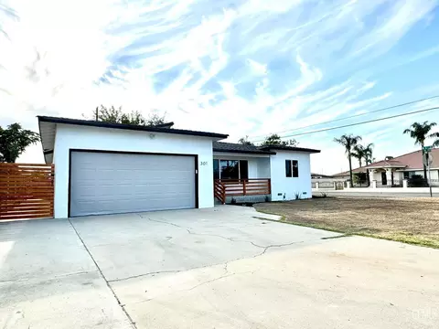 301 E St, Wasco, CA 93280 photo 2