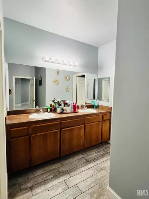 Bath - 1850 Ironbark St, Wasco, CA 93280 photo 1 of 1