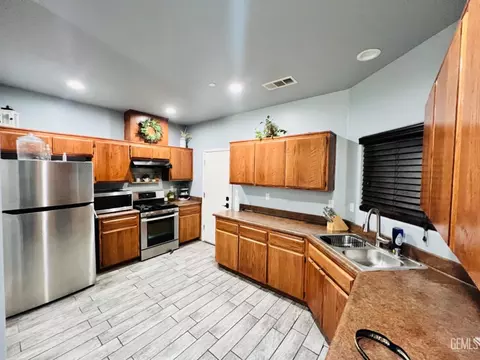 Kitchen - 1850 Ironbark St, Wasco, CA 93280 photo 1 of 2