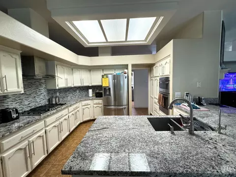 3906 Thames Ct, Bakersfield, CA 93313 photo 10