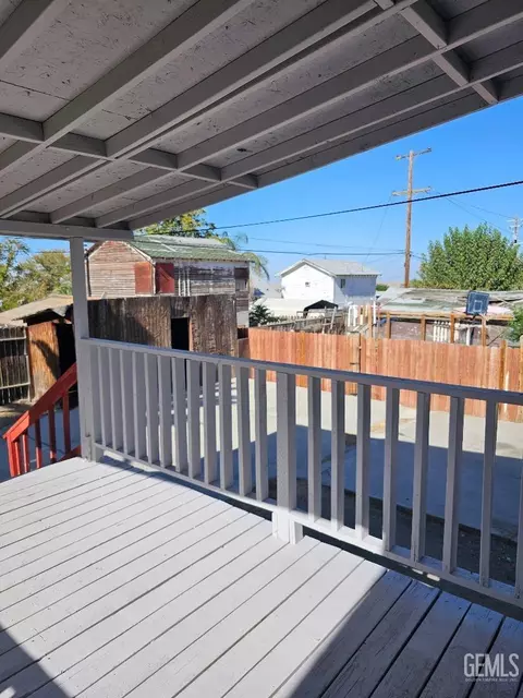 Exterior - 430 E St, Taft, CA 93268 photo 3 of 5
