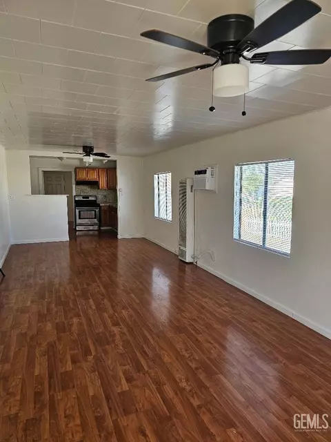 Living - 430 E St, Taft, CA 93268 photo 1 of 1