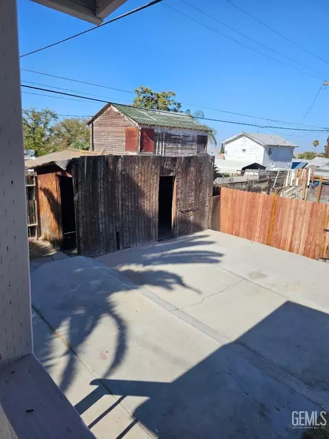 Exterior - 430 E St, Taft, CA 93268 photo 5 of 5