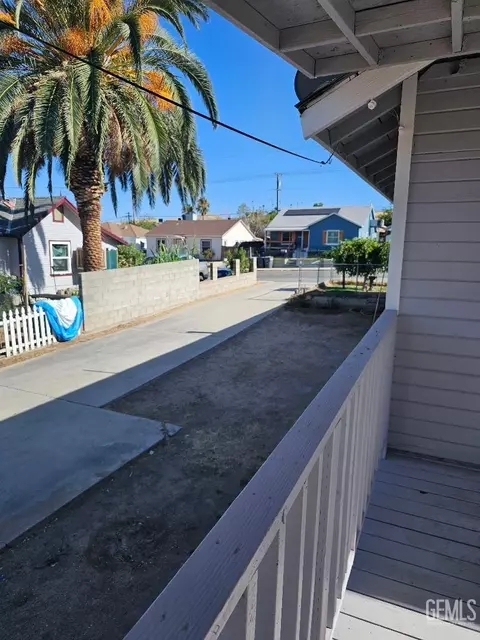 Exterior - 430 E St, Taft, CA 93268 photo 4 of 5
