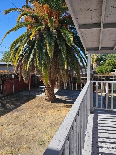 Exterior - 430 E St, Taft, CA 93268 photo 2 of 5