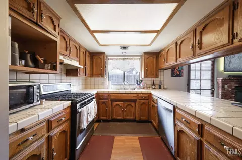 Kitchen - 4001 Thatch Ave, Bakersfield, CA 93313 photo 1 of 1