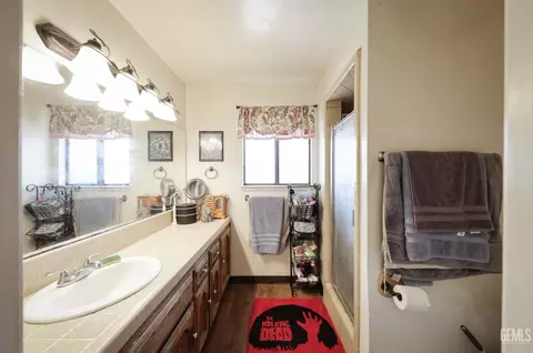Bath - 4001 Thatch Ave, Bakersfield, CA 93313 photo 1 of 2