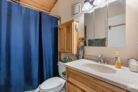 Bath - 30020 Caddy Ln, Tehachapi, CA 93561 photo 1 of 2