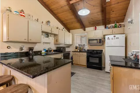 Kitchen - 30020 Caddy Ln, Tehachapi, CA 93561 photo 1 of 5