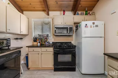 Kitchen - 30020 Caddy Ln, Tehachapi, CA 93561 photo 3 of 5