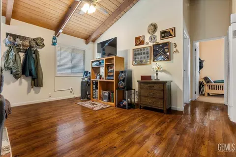 Entry Way - 30020 Caddy Ln, Tehachapi, CA 93561 photo 3 of 3