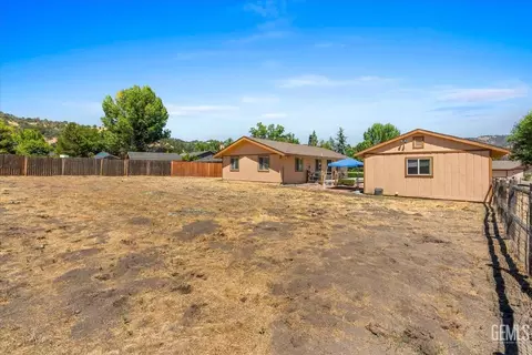 Exterior - 30020 Caddy Ln, Tehachapi, CA 93561 photo 4 of 7