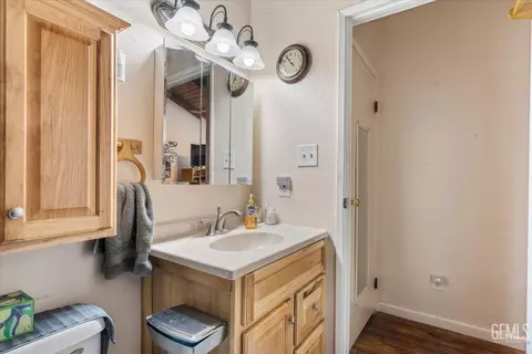 Bath - 30020 Caddy Ln, Tehachapi, CA 93561 photo 2 of 2