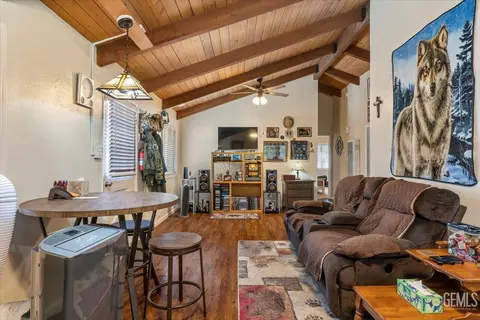 Living - 30020 Caddy Ln, Tehachapi, CA 93561 photo 2 of 2
