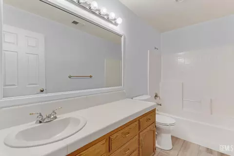Bath - 705 Faversham Way, Bakersfield, CA 93311 photo 1 of 3