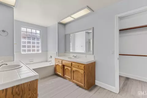 Bath - 705 Faversham Way, Bakersfield, CA 93311 photo 2 of 3