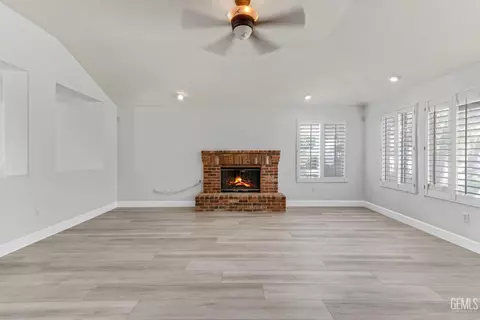 Living - 705 Faversham Way, Bakersfield, CA 93311 photo 5 of 8