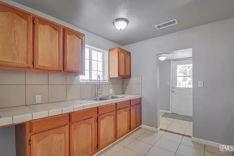 Entry Way - 329 W 3rd St, Buttonwillow, CA 93206 photo 2 of 4