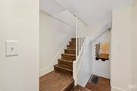 Entry Way - 2020 B St, Bakersfield, CA 93301 photo 3 of 7