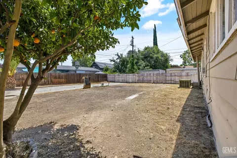 Exterior - 2020 B St, Bakersfield, CA 93301 photo 6 of 10