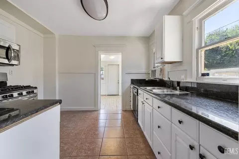 Kitchen - 2020 B St, Bakersfield, CA 93301 photo 1 of 4