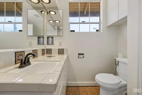 Bath - 2020 B St, Bakersfield, CA 93301 photo 5 of 5