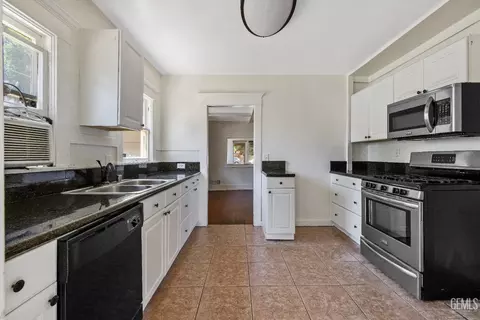 Kitchen - 2020 B St, Bakersfield, CA 93301 photo 3 of 4