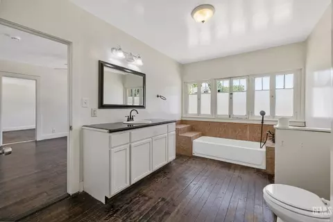 Bath - 2020 B St, Bakersfield, CA 93301 photo 3 of 5