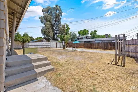 Exterior - 2020 B St, Bakersfield, CA 93301 photo 9 of 10
