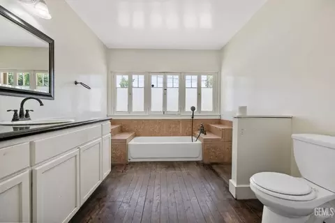 Bath - 2020 B St, Bakersfield, CA 93301 photo 2 of 5