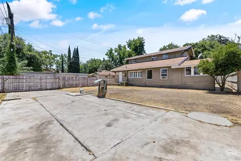 Exterior - 2020 B St, Bakersfield, CA 93301 photo 7 of 10