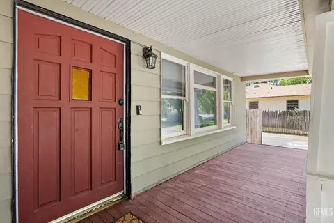 Exterior - 2020 B St, Bakersfield, CA 93301 photo 4 of 10