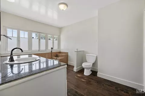 Bath - 2020 B St, Bakersfield, CA 93301 photo 1 of 5