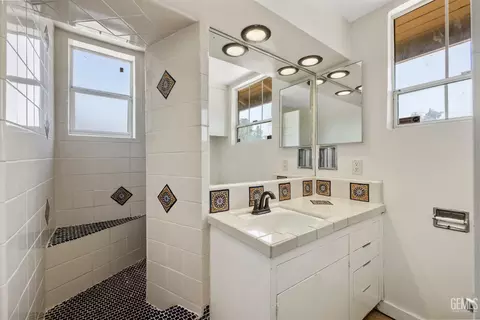 Bath - 2020 B St, Bakersfield, CA 93301 photo 4 of 5