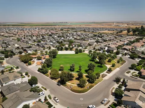 9121 Red Pine Dr, Shafter, CA 93263 photo 34