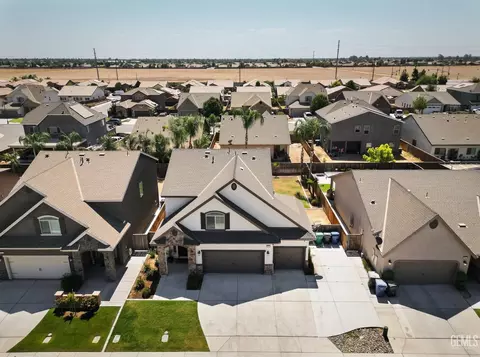 9121 Red Pine Dr, Shafter, CA 93263 photo 4