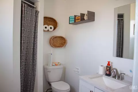 Bath - 3112 Erwin St, Bakersfield, CA 93304 photo 2 of 3