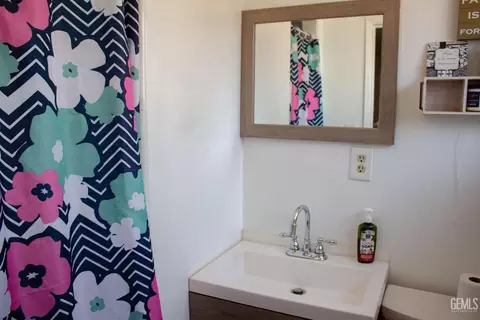 Bath - 3112 Erwin St, Bakersfield, CA 93304 photo 3 of 3