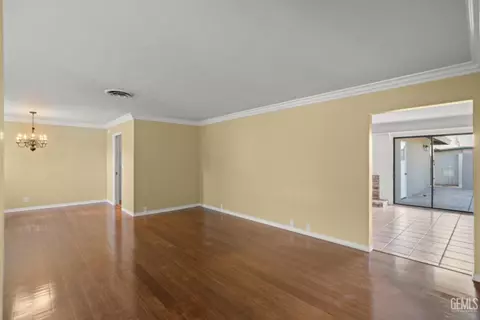 Living - 206 Robin Way, Taft, CA 93268 photo 5 of 8