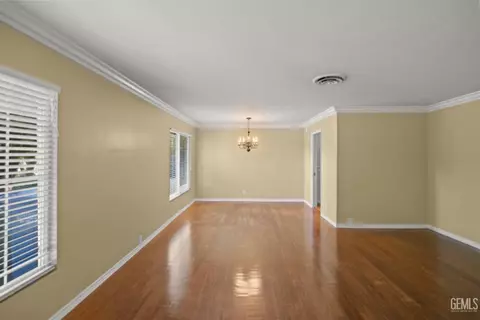 Living - 206 Robin Way, Taft, CA 93268 photo 2 of 8