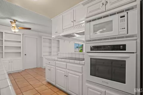 Kitchen - 206 Robin Way, Taft, CA 93268 photo 2 of 6
