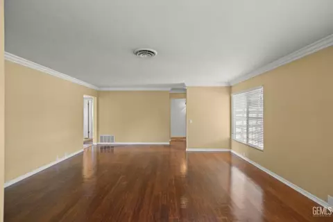 Living - 206 Robin Way, Taft, CA 93268 photo 1 of 8
