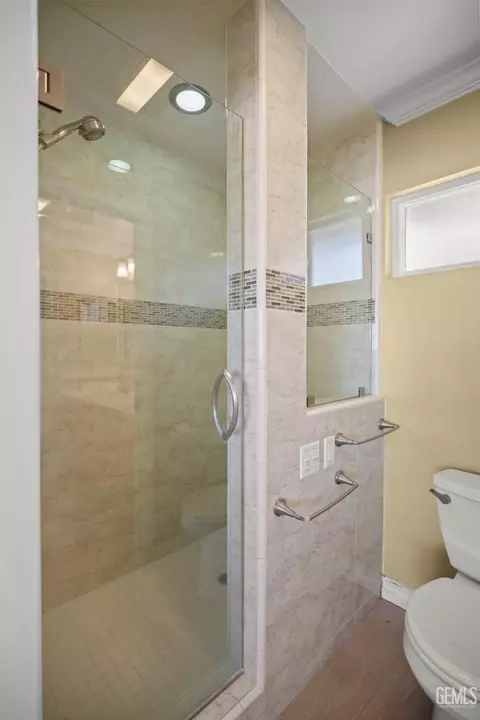 Bath - 206 Robin Way, Taft, CA 93268 photo 3 of 6