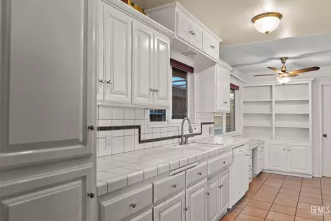 Kitchen - 206 Robin Way, Taft, CA 93268 photo 1 of 6
