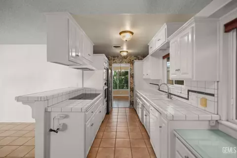 Kitchen - 206 Robin Way, Taft, CA 93268 photo 4 of 6