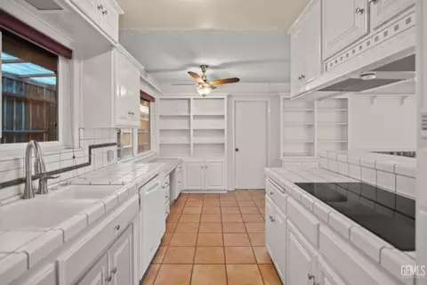 Kitchen - 206 Robin Way, Taft, CA 93268 photo 3 of 6